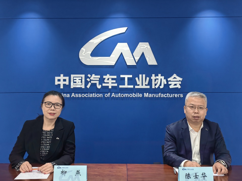 媒体管家: 燃油车打不过新能源汽车?1—10月传统燃料乘用车国内销量同比下降20.5%