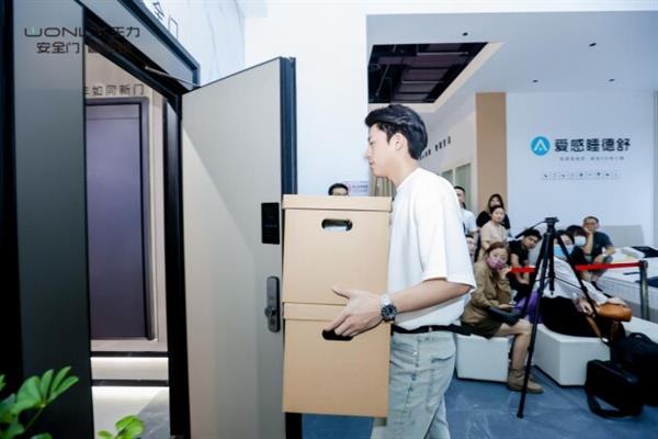 门博会首日聚焦全场！王力重磅新品发布、百万级网红打卡、主流媒体报道，火爆出圈！(图6)