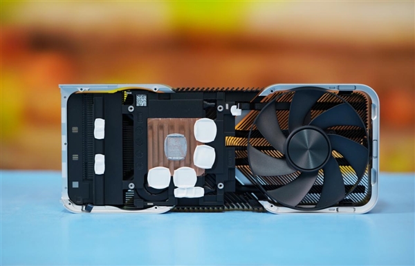 3199元游戏新神器!RTX 4060 Ti图赏(图17) 3199元游戏新神器!RTX 4060 Ti图赏(图17)