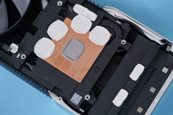 3199元游戏新神器!RTX 4060 Ti图赏(图18) 3199元游戏新神器!RTX 4060 Ti图赏(图18)